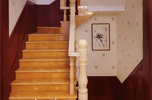 利辛中式别墅室内汉白玉石楼梯的定制安装装饰效果